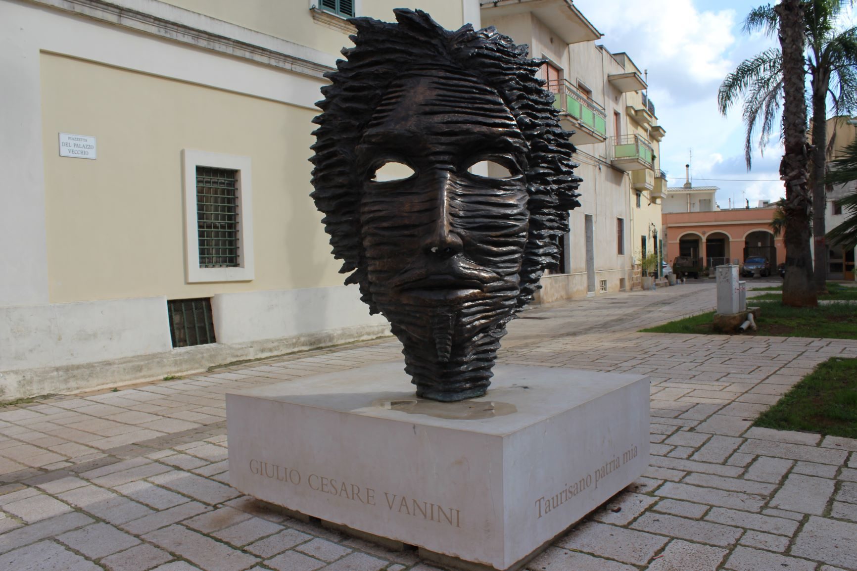 Giulio Cesare Vanini's bronze monument, Taurisano (2).JPG